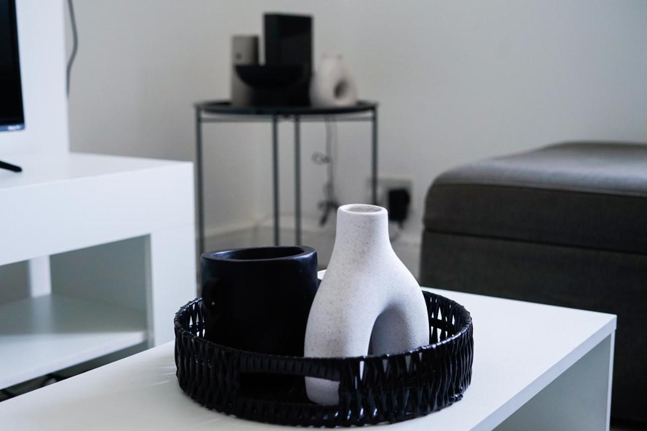 Centre 2br - Perfect For Contractors, Families & Groups - Free Parking & Walk To Apartment *