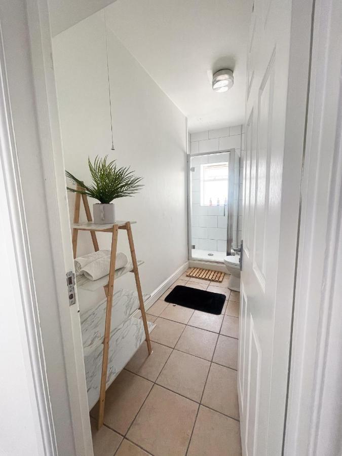 Centre 2br - Perfect For Contractors, Families & Groups - Free Parking & Walk To *