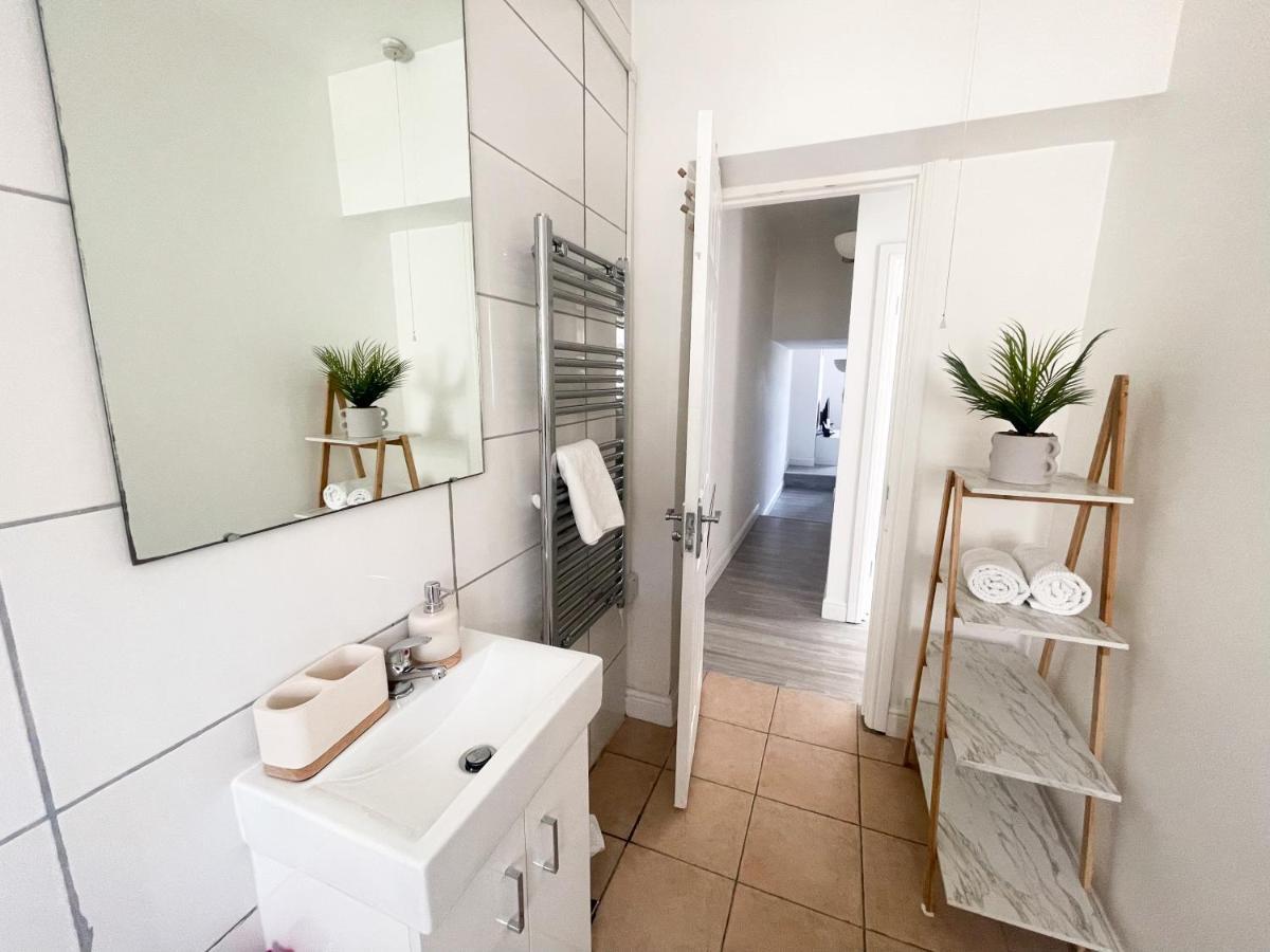 Centre 2br - Perfect For Contractors, Families & Groups - Free Parking & Walk To Hove